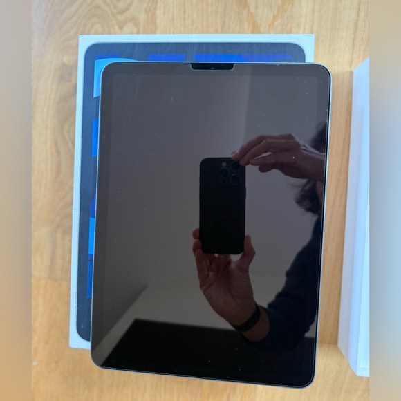 Apple iPad Air 4th Generation in Sky Blue - EUC - Picture 4 of 8